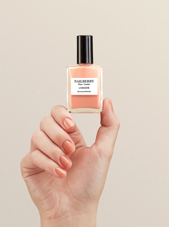 Nailberry Made You Blush Nagellack in der Hand gehalten