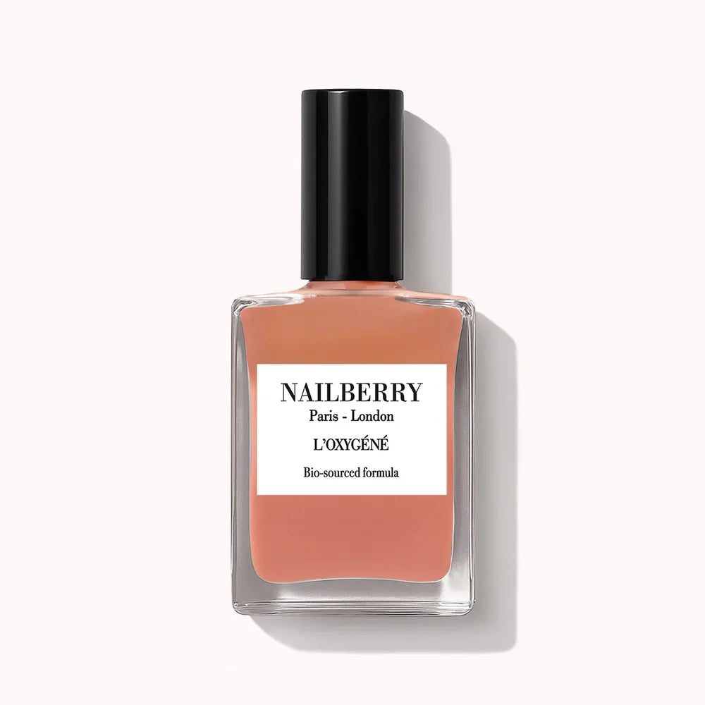 Nailberry Made You Blush Nagellackflasche vor hellem Hintergrund