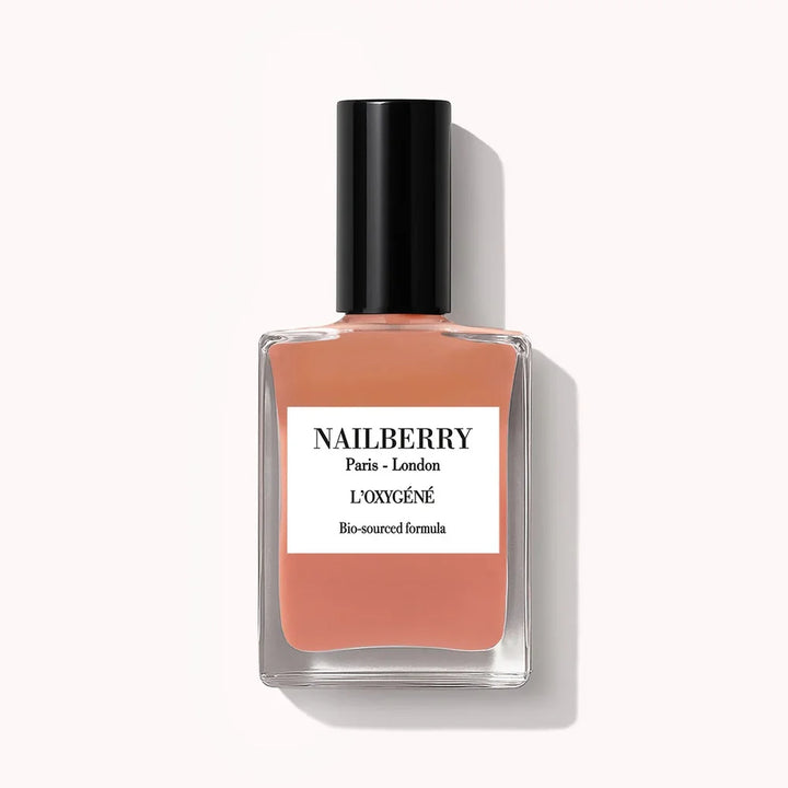 Nailberry Made You Blush Nagellackflasche vor hellem Hintergrund