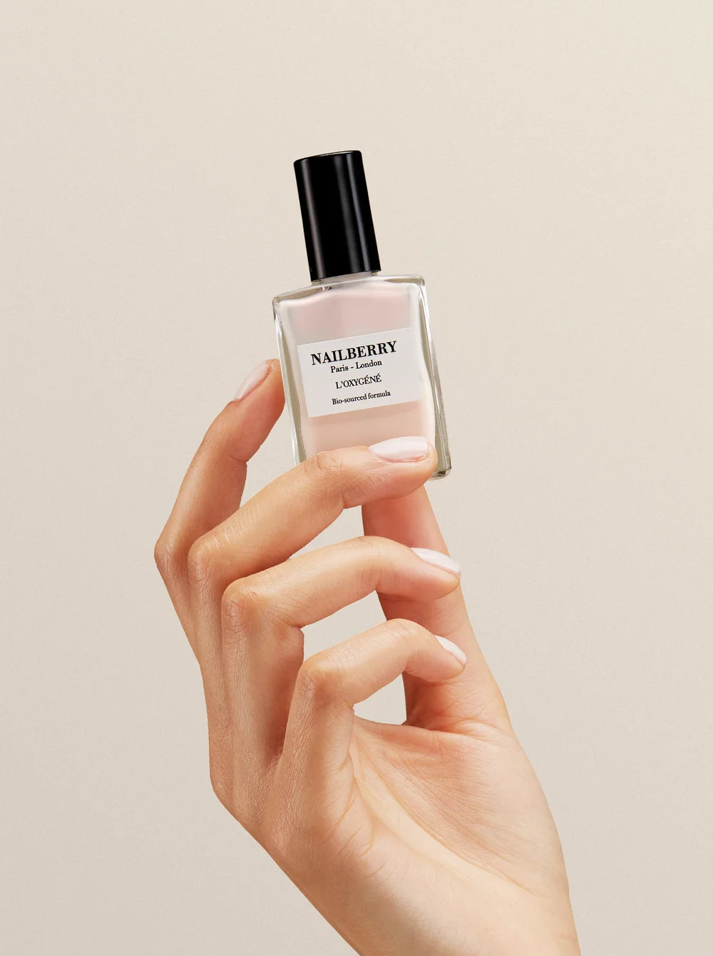 Nailberry On Cloud Nine Nagellack in der Hand gehalten