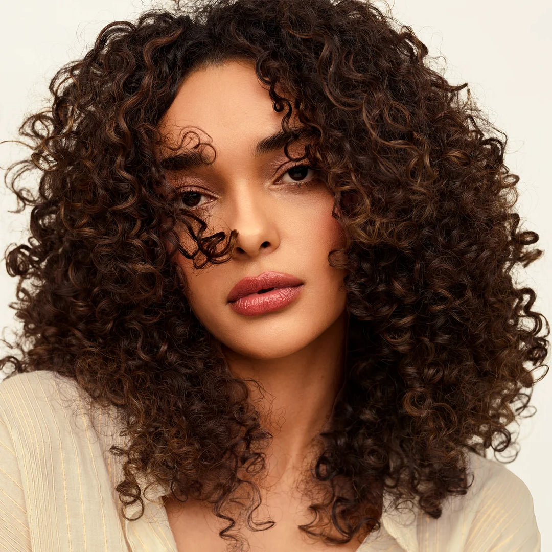Overnight Repair Serum von Innersense - Model mit Locken, gepflegtes Haar