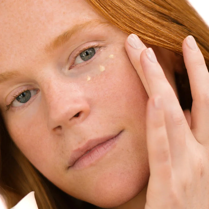 Eco by Sonya Glory Eyes Augencreme beim Auftragen unter den Augen