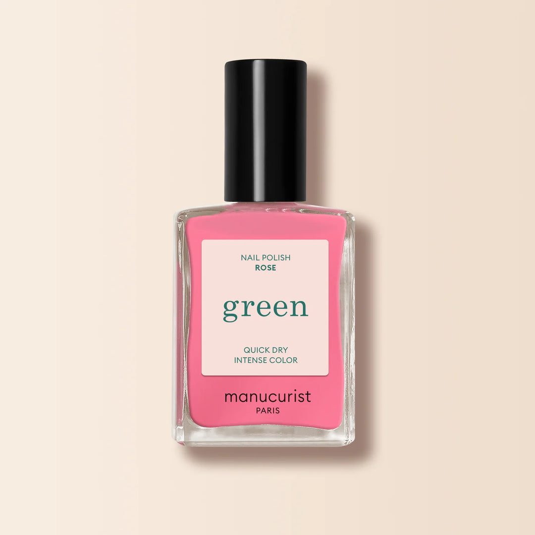 Manucurist Paris Green Nagellack in Rose - leuchtend pinker Farbton in Glasflasche mit schwarzem Verschluss auf neutralem beigem Hintergrund