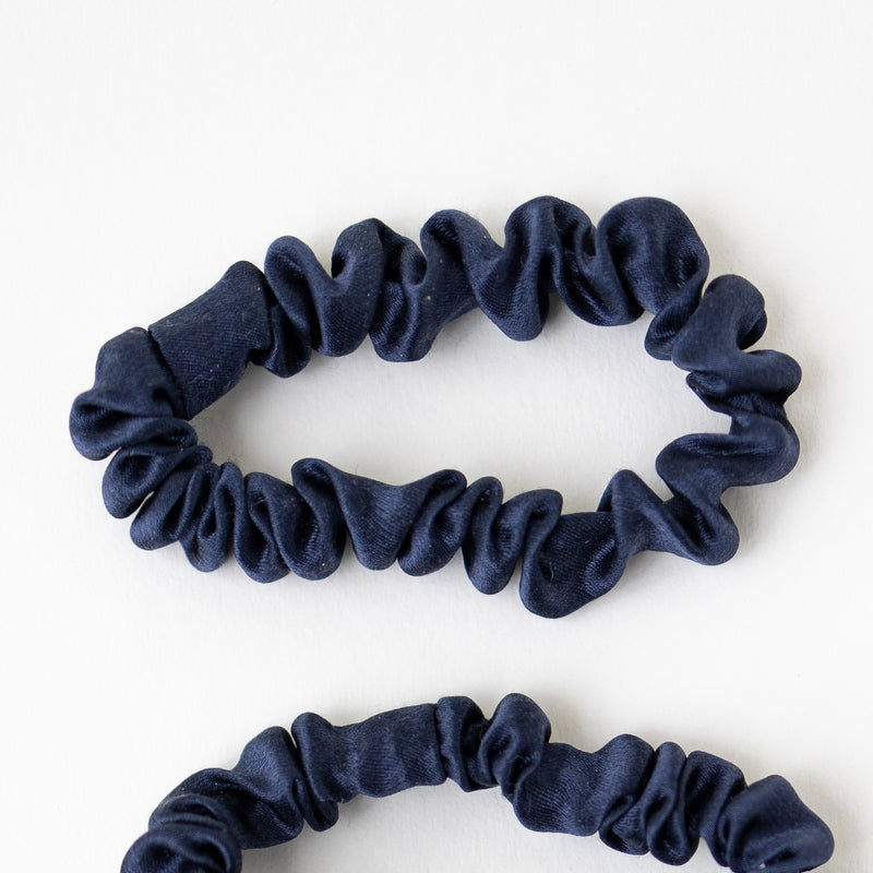 Bundle Mini Scrunchies Silk Blue Close up