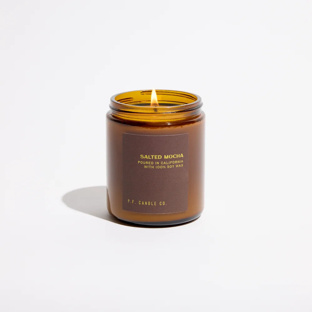 Salted Mocha Sojawachs-Duftkerze von P.F. Candle Co. mit brennendem Docht