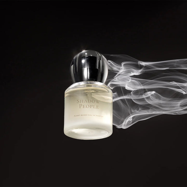 Heretic Parfum Shadow People Eau de Parfum mit Rauchschleiern vor schwarzem Hintergrund