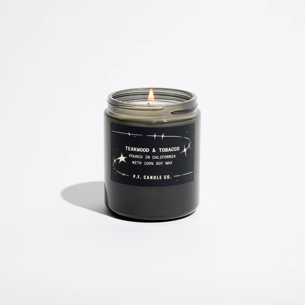 P.F. Candle Co. Teakwood & Tobacco Celestial Duftkerze 204 g - brennend