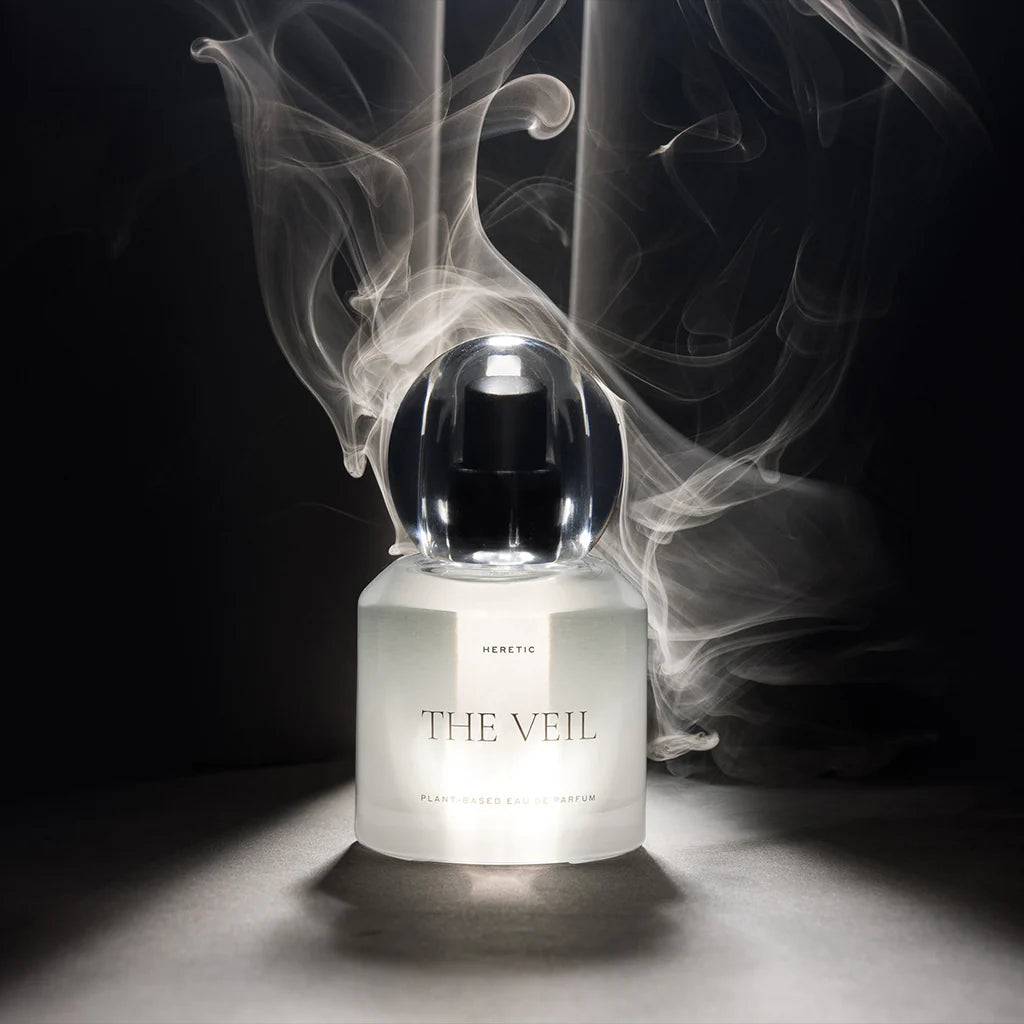Heretic Parfum The Veil Eau de Parfum mit Rauch vor schwarzem Hintergrund