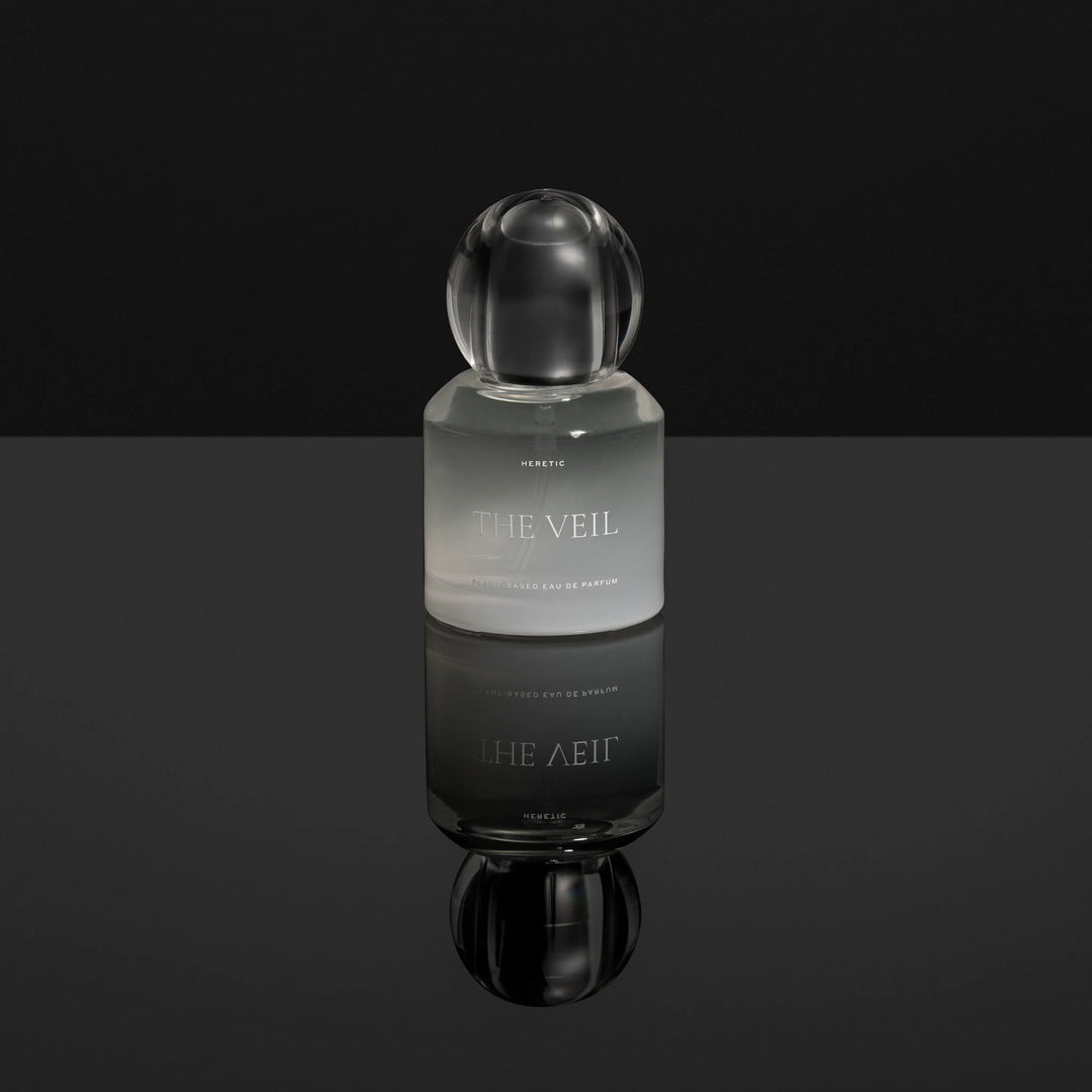 The Veil Eau de Parfum von Heretic Parfum in dunkler Spiegelung