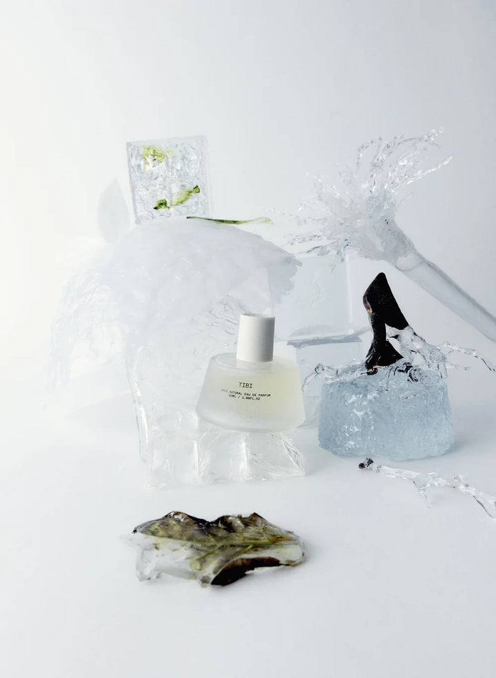Abel Tibi Eau de Parfum – Kampagnenmotiv mit Flakon und natürlichen Elementen