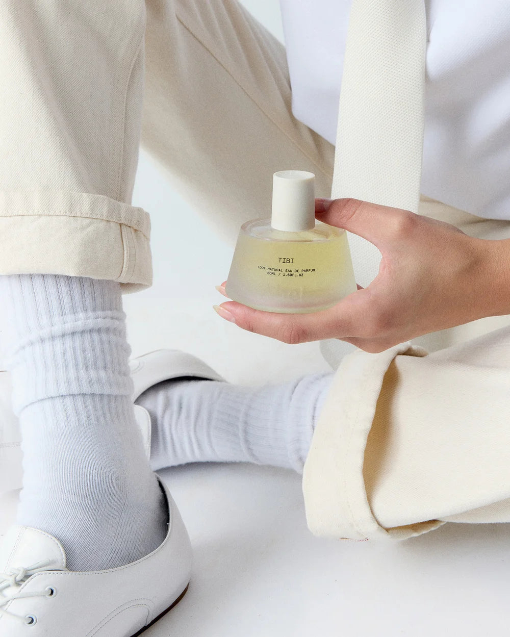 Abel Tibi Eau de Parfum – Lifestyle-Aufnahme mit Flakon in der Hand
