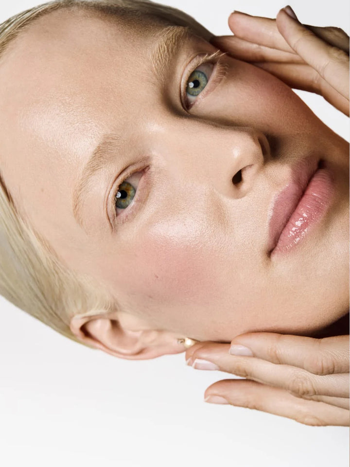 Eben Liquid Serum Foundation 30 ml 01 Light Fair - geschminktes Model