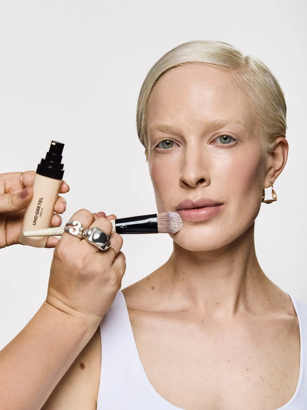 Eben Liquid Serum Foundation 30 ml 01 Light Fair - on model