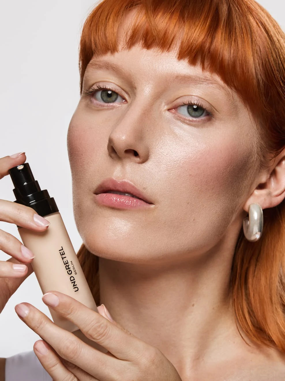 Eben Liquid Serum Foundation 30 ml 02 Balanced Fair - Model mit Eben