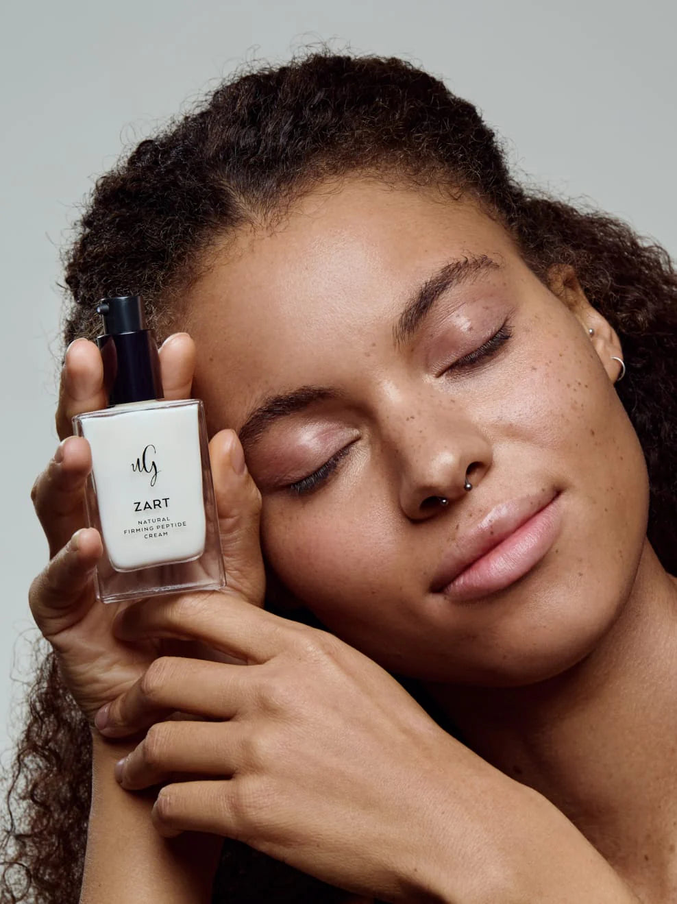 Und Gretel Zart Creme - Model hält Creme