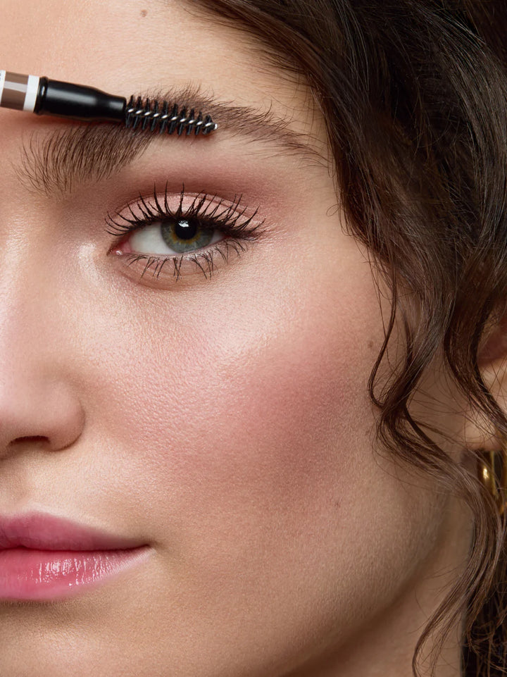 Augen Make-up Nahaufnahme mit Sprusse Eyebrow Pencil Taupe 03