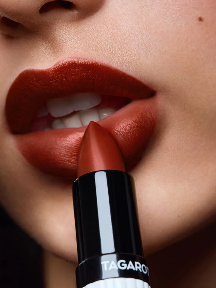 Und Gretel Tagarot geschminkte Lippen - Spicy Red 11