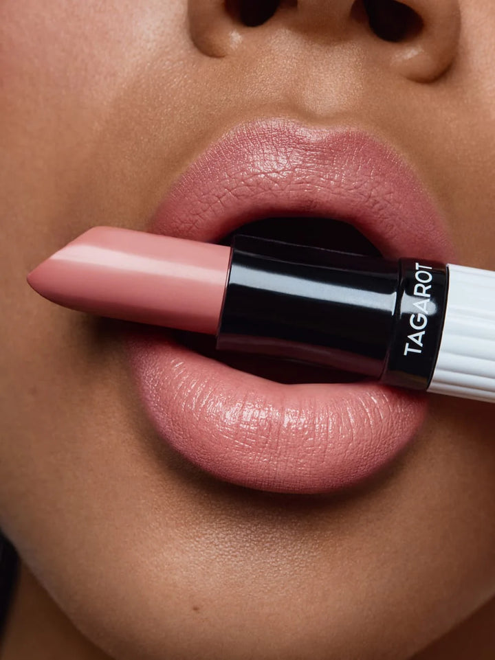 Und Gretel Tagarot geschminkte Lippen - Powder Rose 12