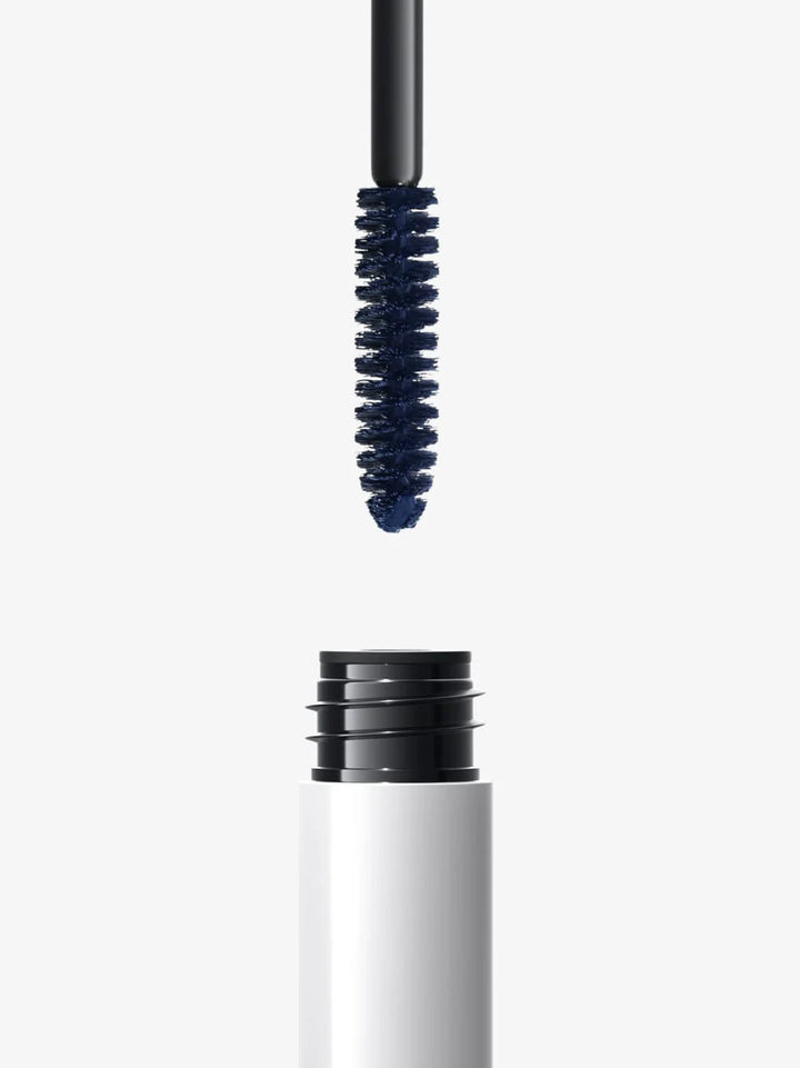 Produktdetail der UND GRETEL WINT Mascara in Midnight Blue mit Bürste und Flakon