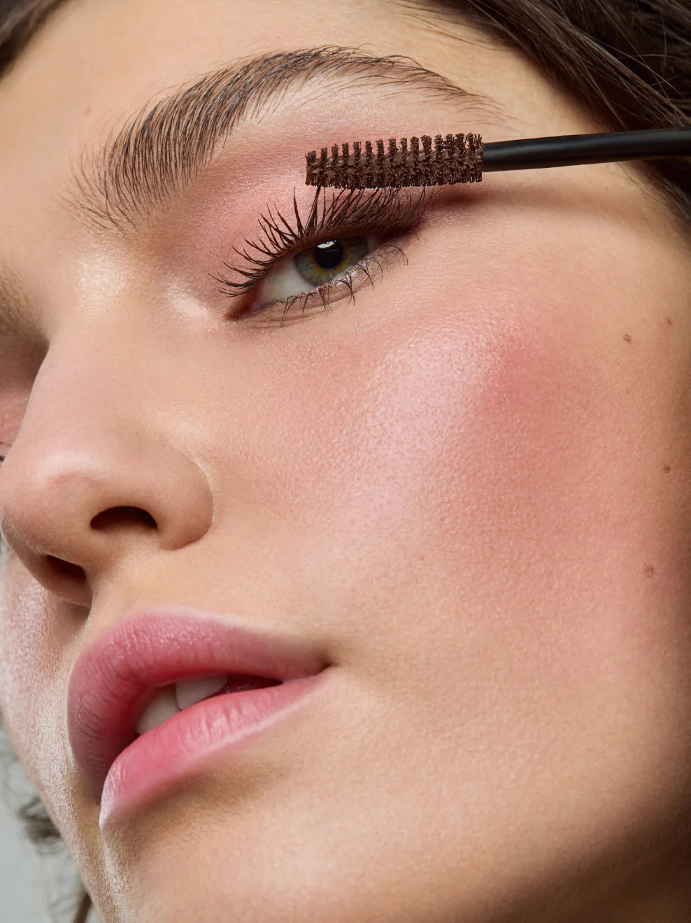 Beauty-Porträt mit natürlichem Glow und dezent betonten Wimpern