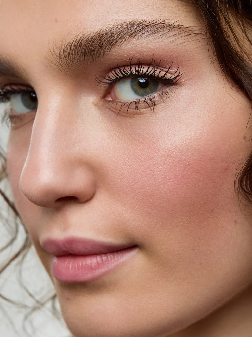 Beauty-Porträt mit natürlichem Make-up und betonten Darkest Black Wimpern