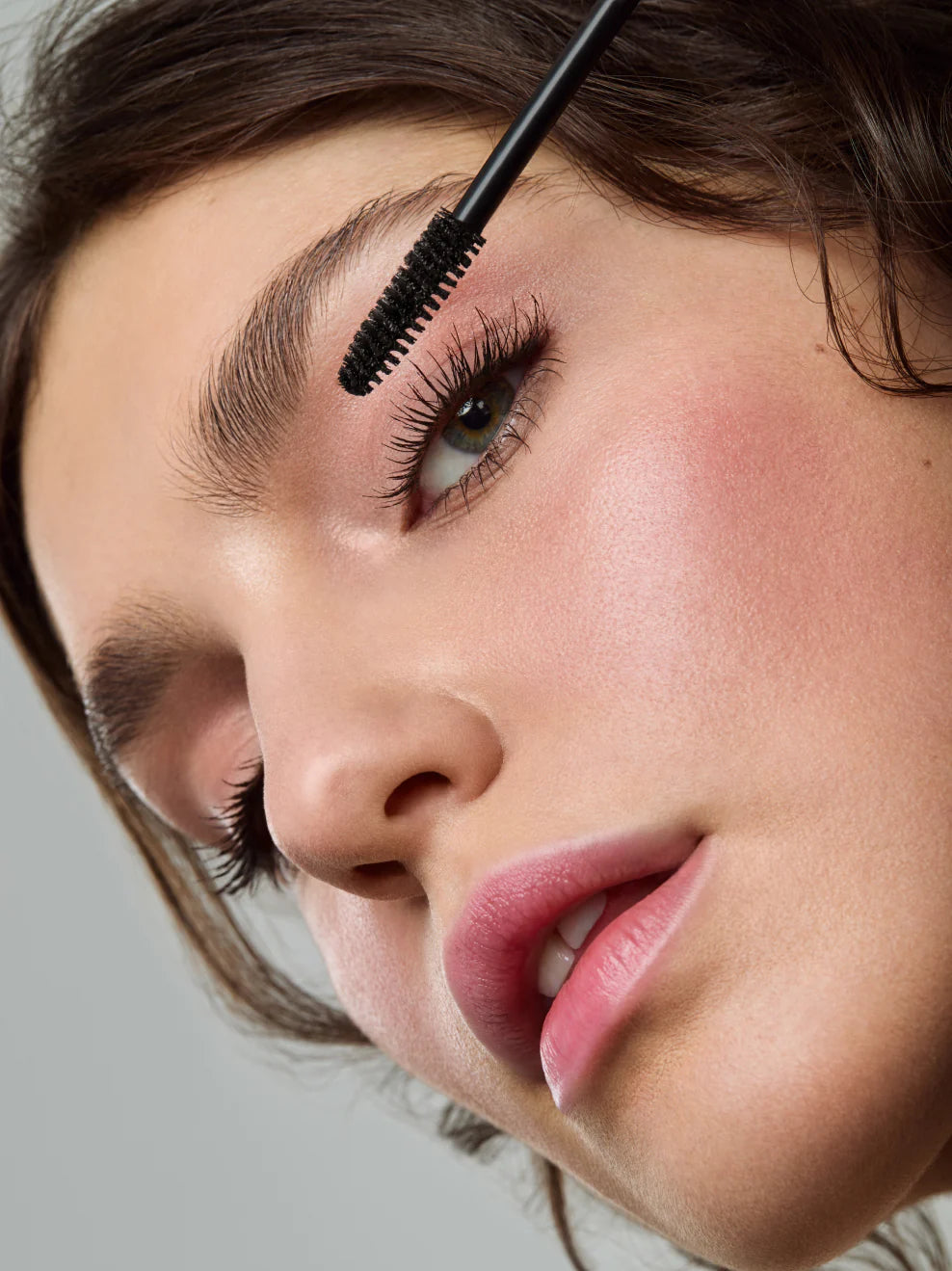 Beauty-Porträt im Seitenprofil mit sanft betonten Wimpern (Darkest Black) und rosigem Teint