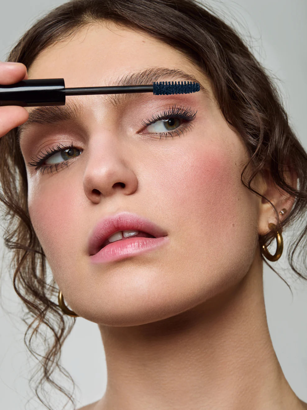 Beauty-Porträt mit blauer Mascara und natürlichem Glow