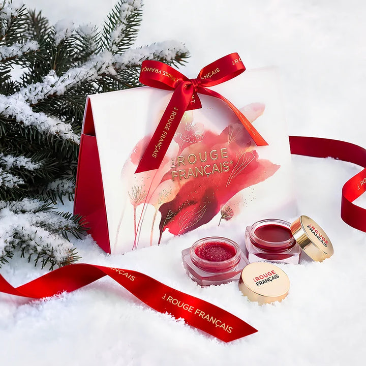 Irresistible Lips Weihnachts-Geschenkset von Le Rouge Français mit Lippenpeeling und getöntem Lippenbalsam in festlicher Inszenierung