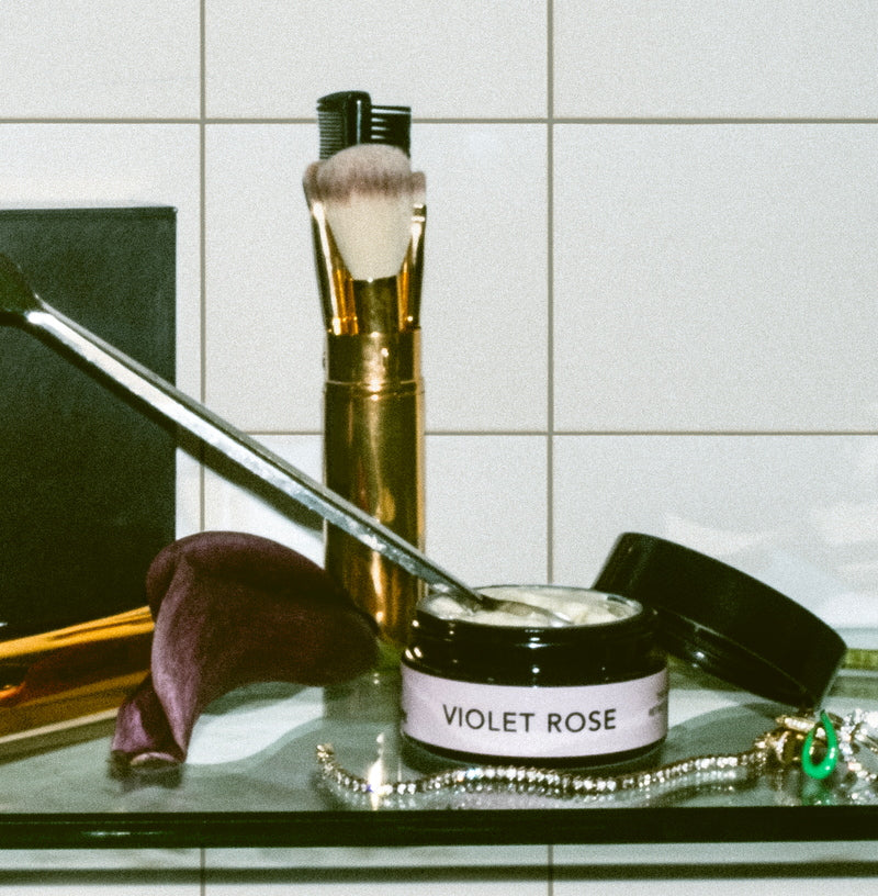 Lilfox Violet Rose Le traitement des mains - Étagère de vanité en gros plan