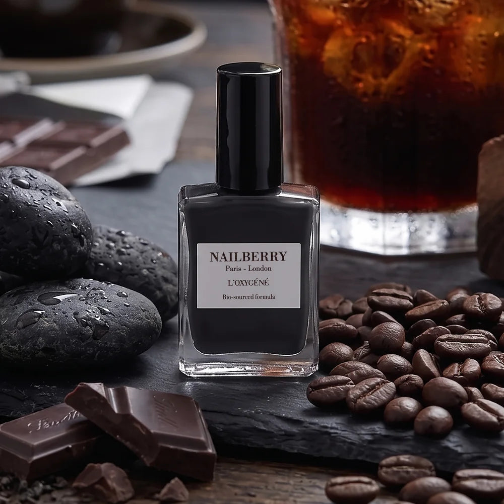 Nailberry Wild At Heart Nagellack in rauchigem Schwarz und glänzendem Finish