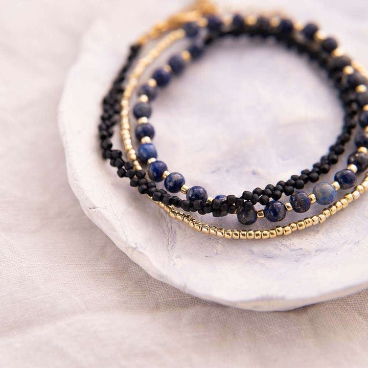 Amada pulsera de lapislázuli de color dorado Naturaleza muerta