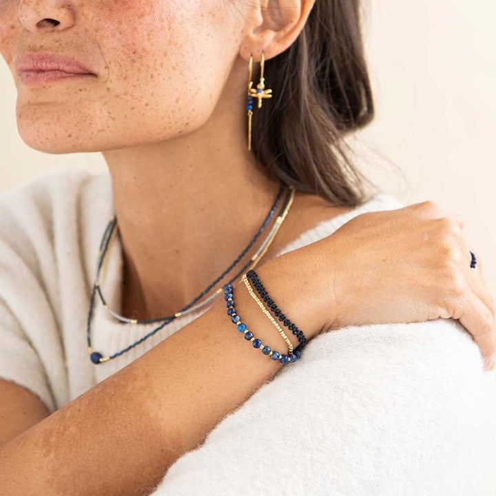 Amado modelo de pulsera de lapislázuli color oro