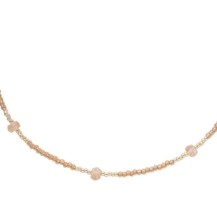 Collar de color dorado brillantemente citrino Primer plano