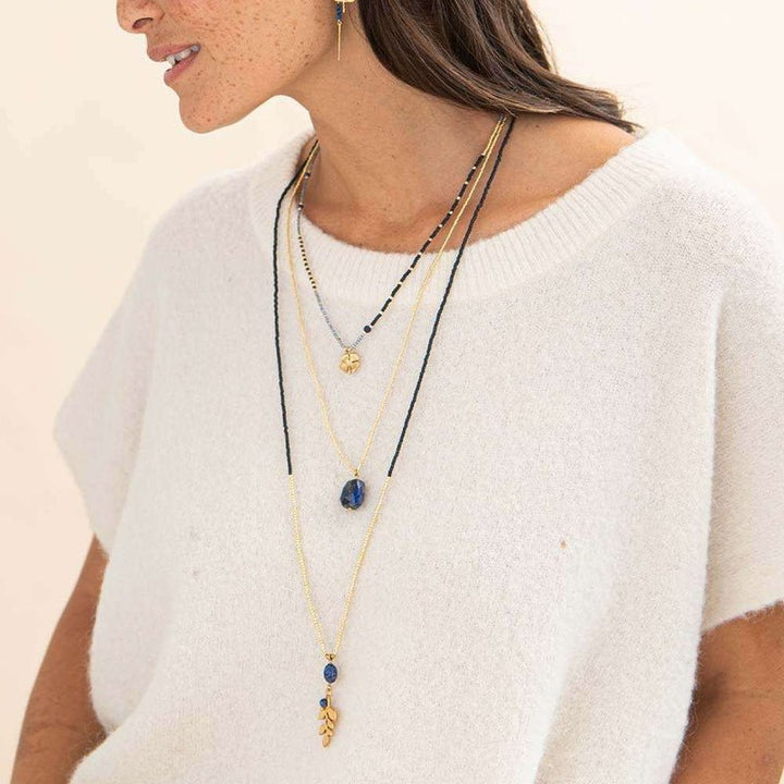 Modelo Collar Calm Lapislázuli Color Oro