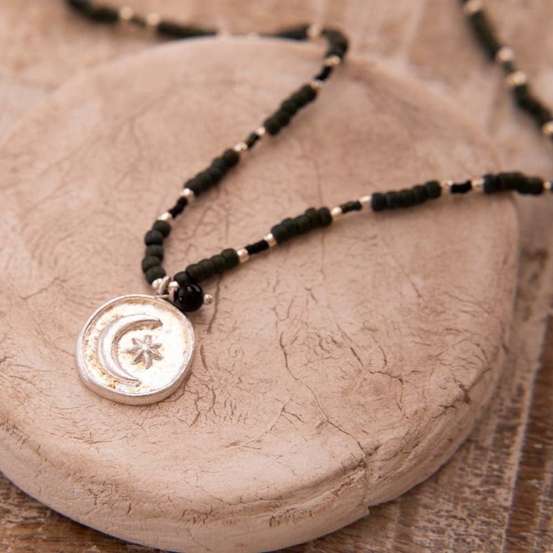 Collar de color plata y ónix negro cariñoso Naturaleza muerta
