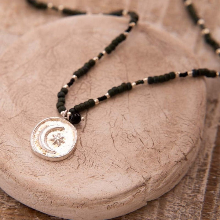 Collar de color plata y ónix negro cariñoso Naturaleza muerta
