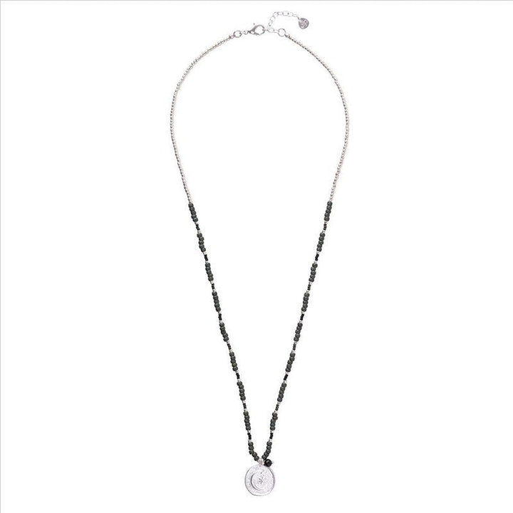 Collar Caring de color plata y ónix negro