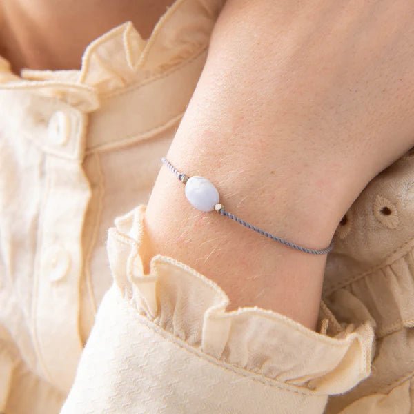 Tarjeta de piedras preciosas Ágata de encaje azul Pulsera de color plateado en la muñeca