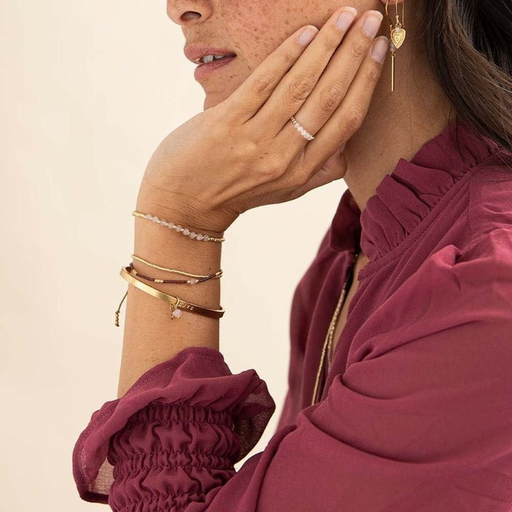 Modelo de pulsera chapada en oro de cuarzo rosa puro