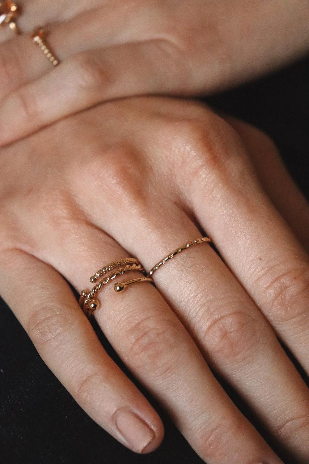 Noe Ring Gold von Model getragen