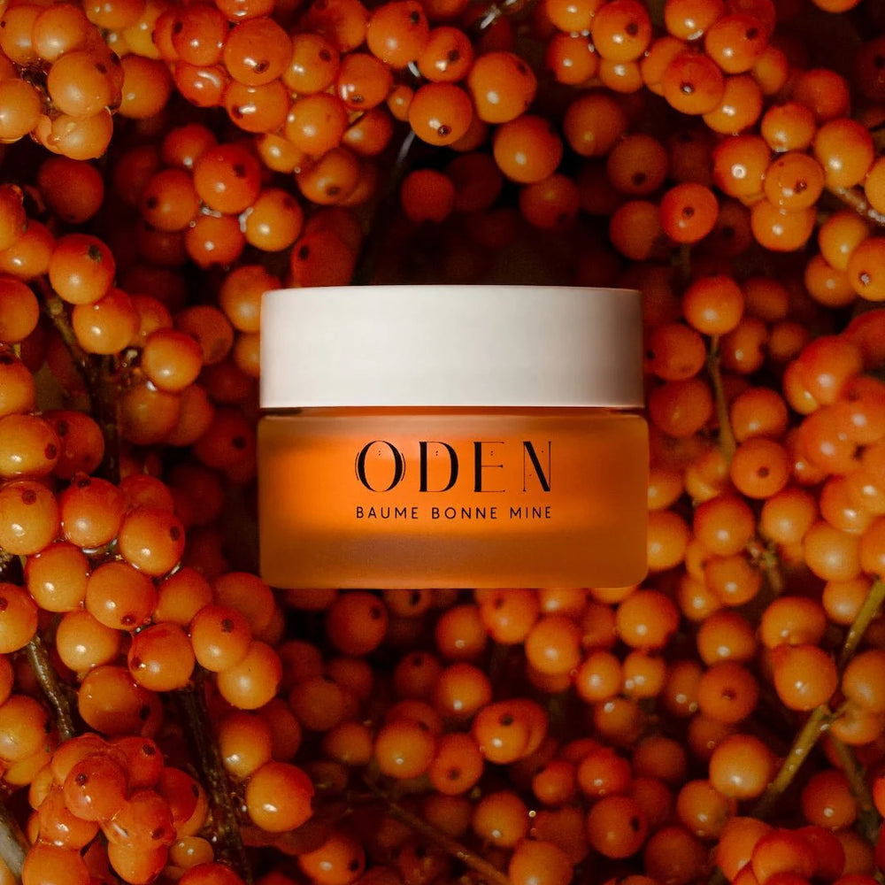ODEN Baume Bonne Mine vor Sanddornbeeren als Hintergrundmotiv