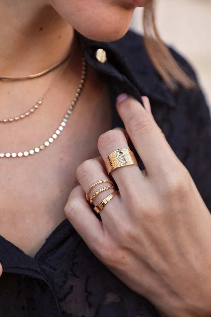 Waekura Noe Ring Gold am Ringfinger