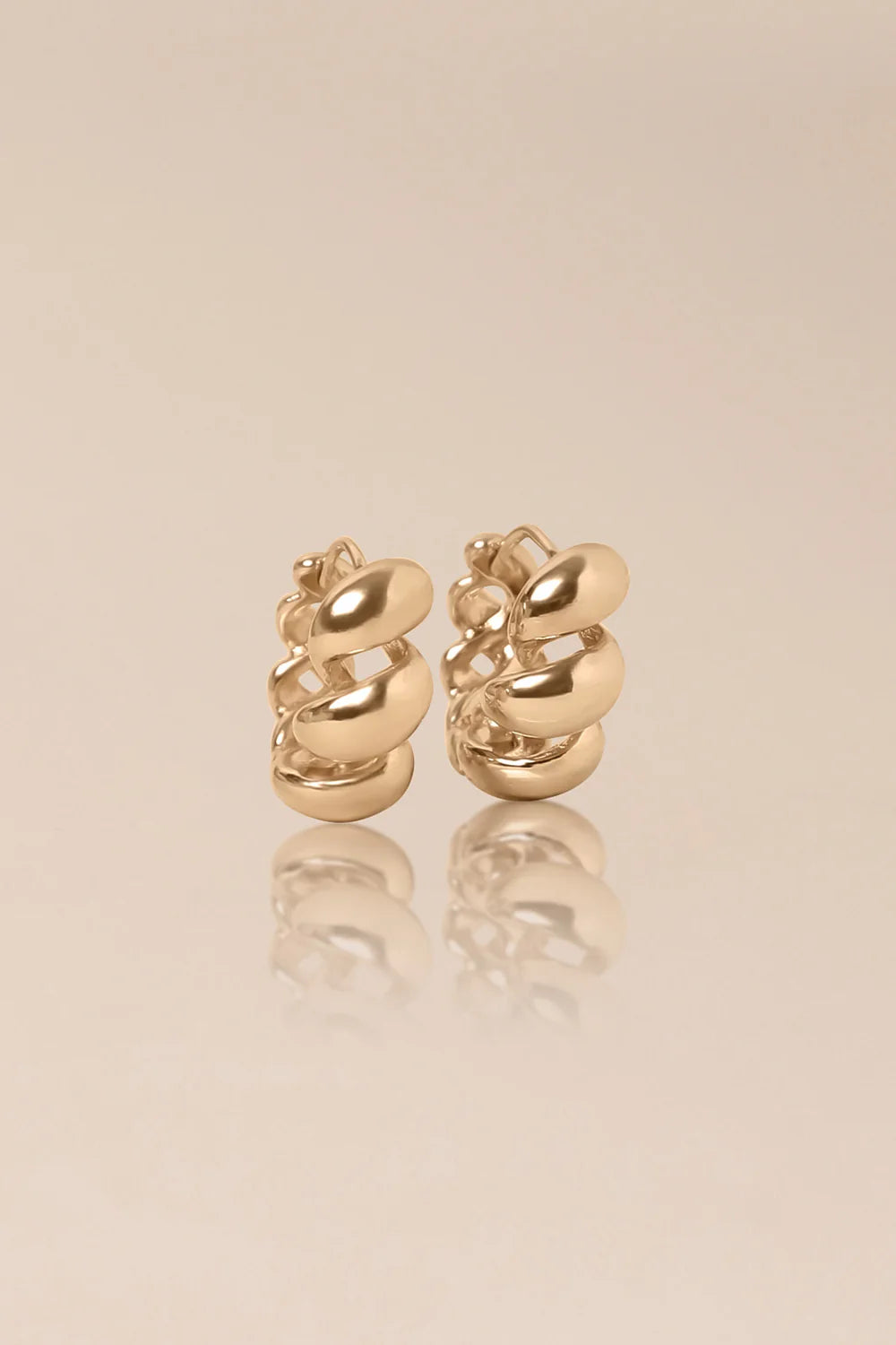 Isel Earrings von Waekura - vor beigem Hintergrund