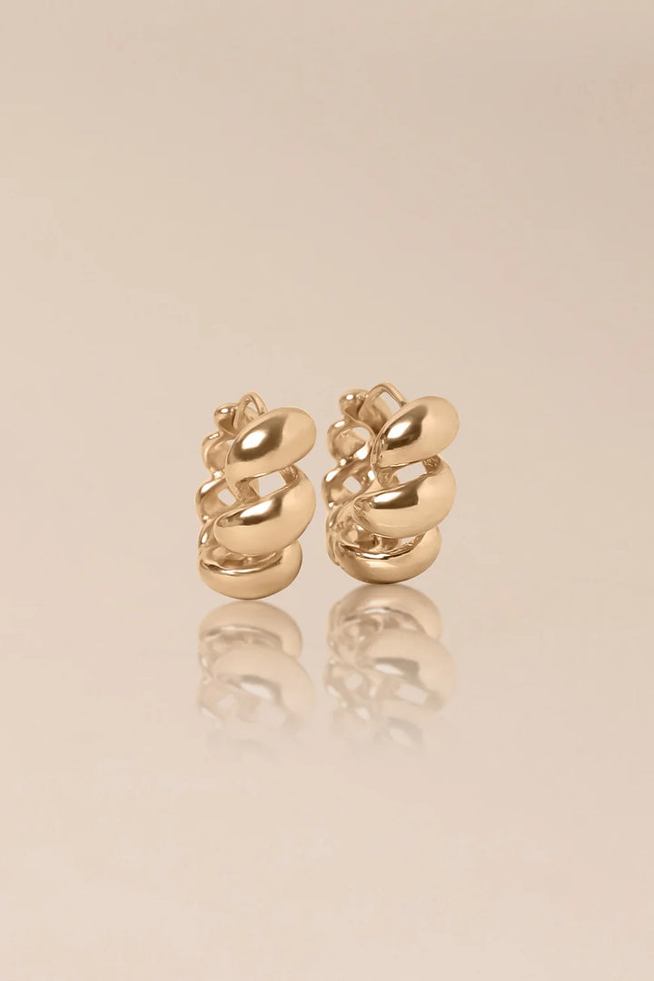 Isel Earrings von Waekura - vor beigem Hintergrund
