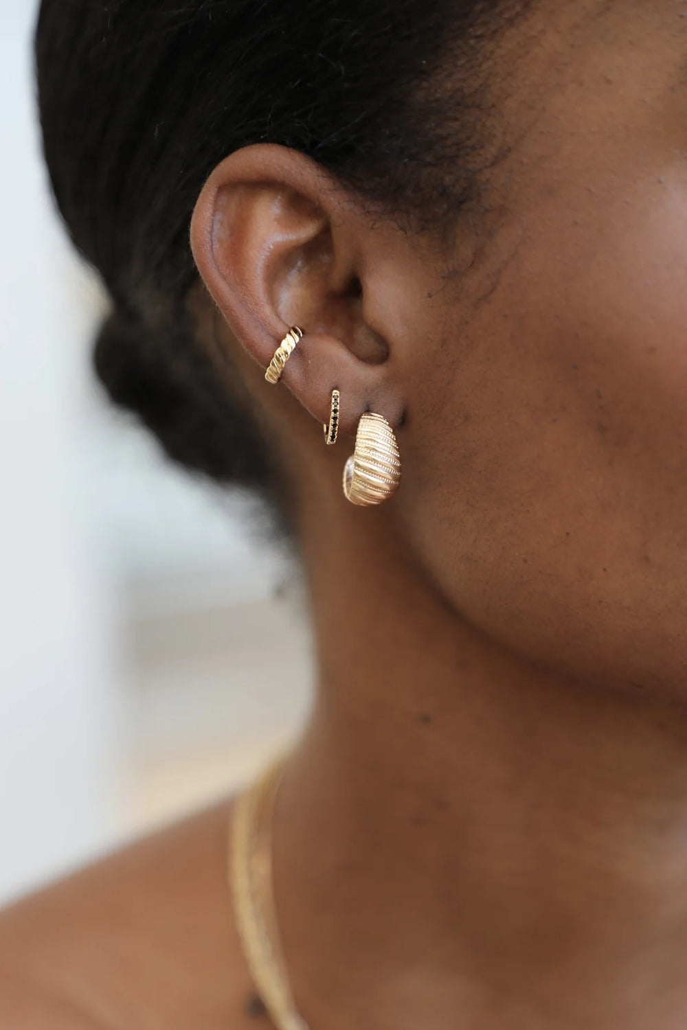 Waekura Fany Earrings von Model getragen