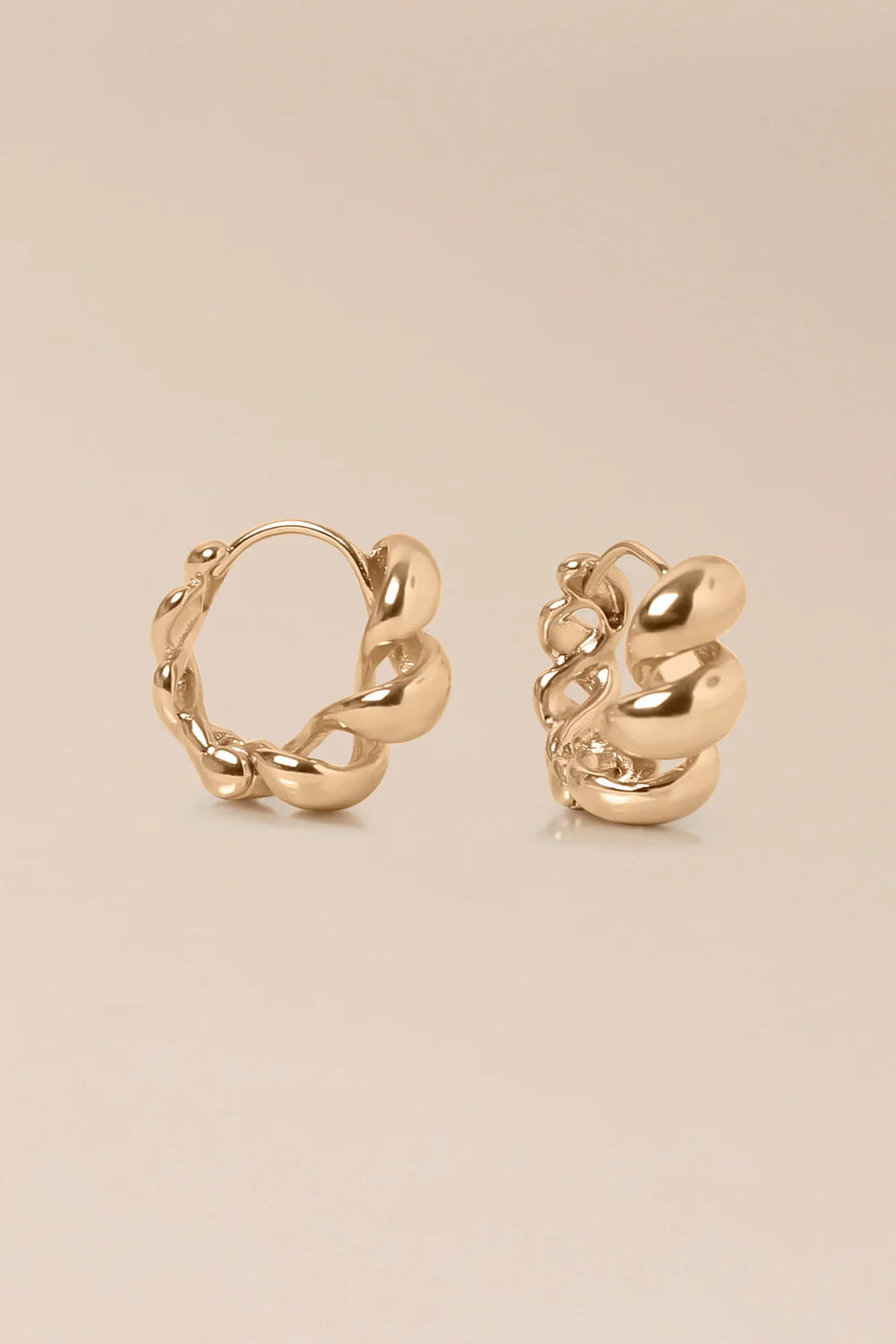 Isel Earrings von Waekura - seitliche Ansicht, vor beigem Hintergrund