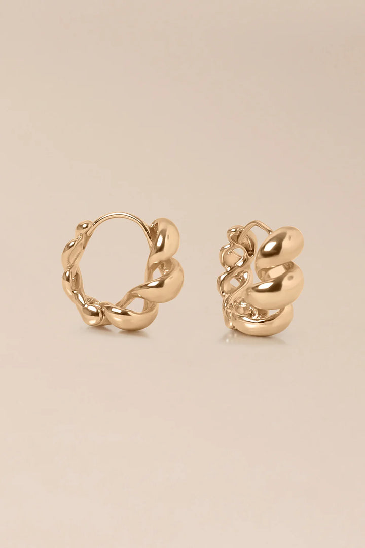 Isel Earrings von Waekura - seitliche Ansicht, vor beigem Hintergrund