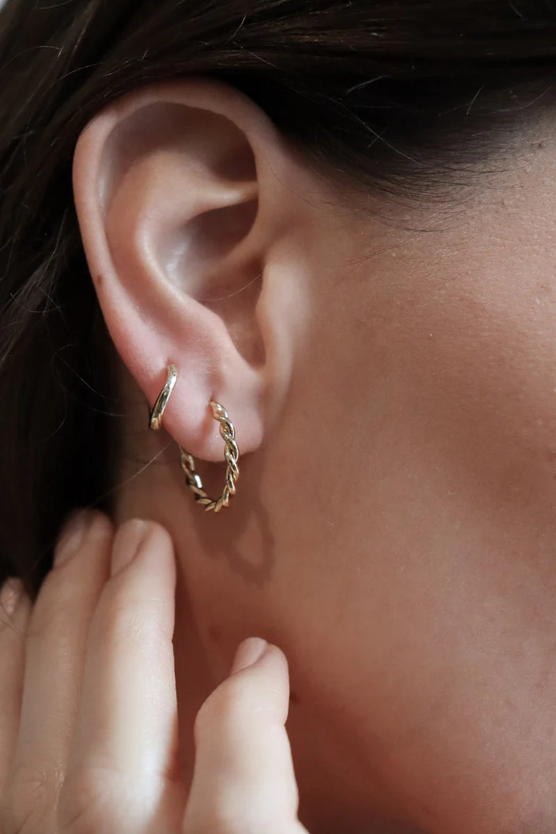 Waekura Earrings Narcisse S im Ohr