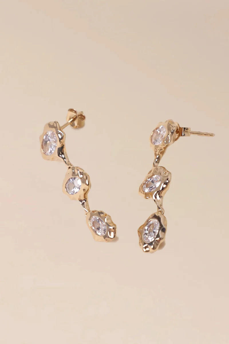 Elara Earrings von Waekura - seitliche Ansicht
