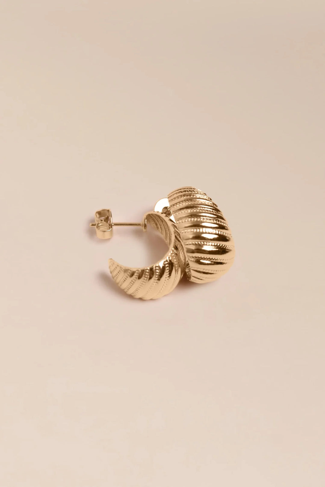 Waekura Fany Earrings - stilvoll in Szene gesetzt